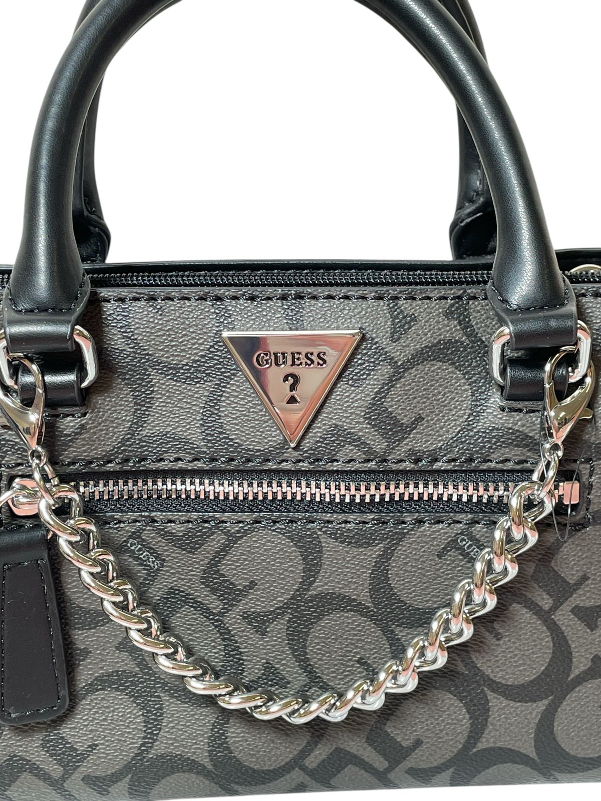Bolsa Guess Gris con Detalles Negros y Cadena