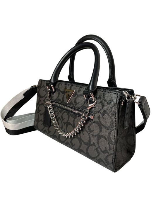 Bolsa Guess Gris con Detalles Negros y Cadena